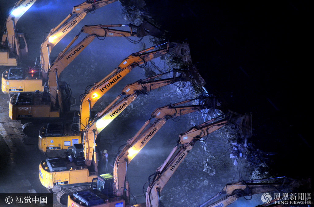 200台挖掘机同拆立交桥现场