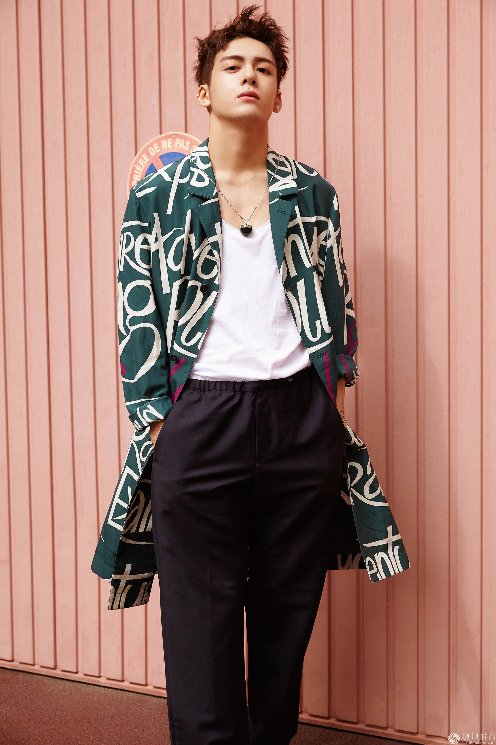 曾舜晞摩纳哥写真曝光 演绎都市时尚小雅痞