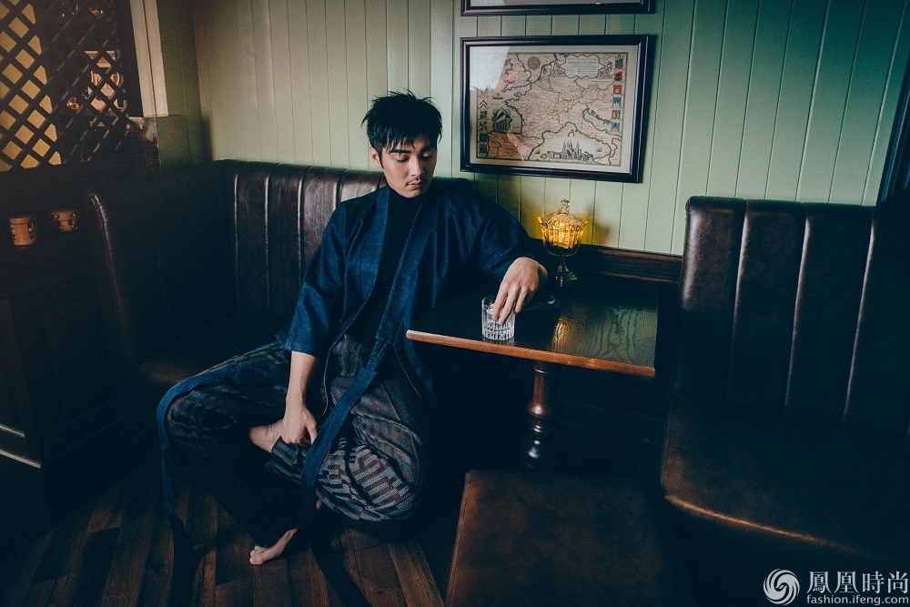 金世佳慵懒风写真 深邃眼神尽显忧郁气质