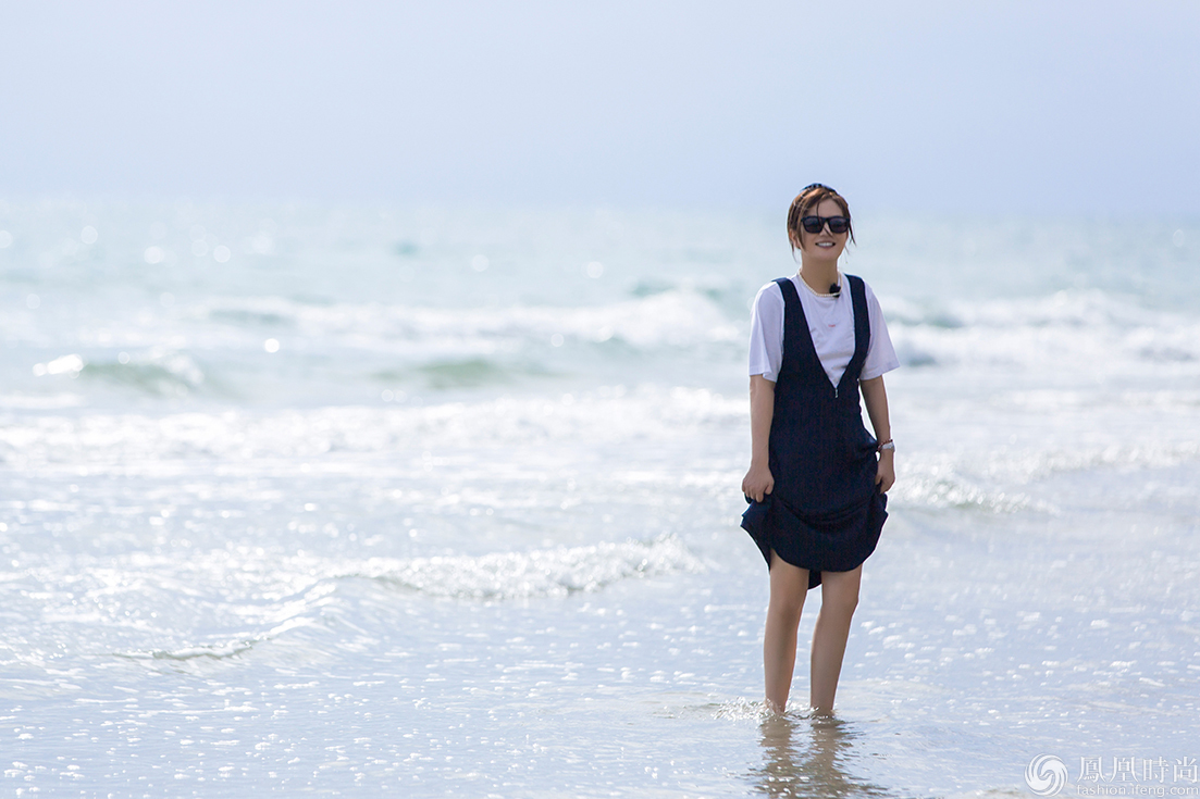 简单款也能穿出气场 赵薇白衣蓝裙海边漫步