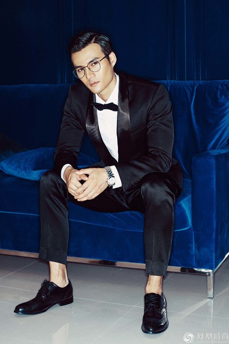 黄骞深色西装诠释帅气绅士范 戏里霸气戏外儒雅