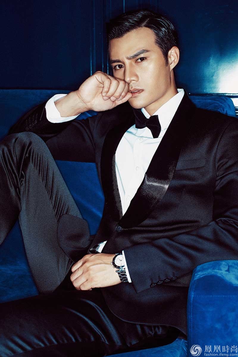 黄骞深色西装诠释帅气绅士范 戏里霸气戏外儒雅