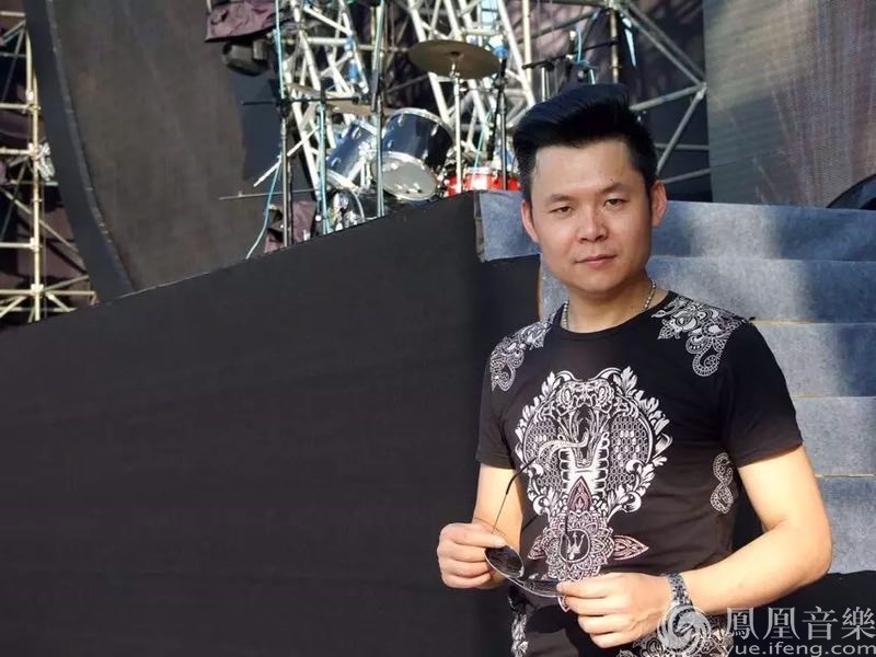 本次活动也邀请到中国著名歌手刘辉兵亲临现场,为本次狂欢啤酒节献唱
