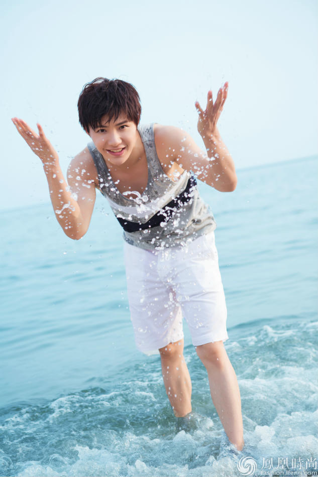 黄圣池曝海边写真 踏浪少年尽显阳光活力