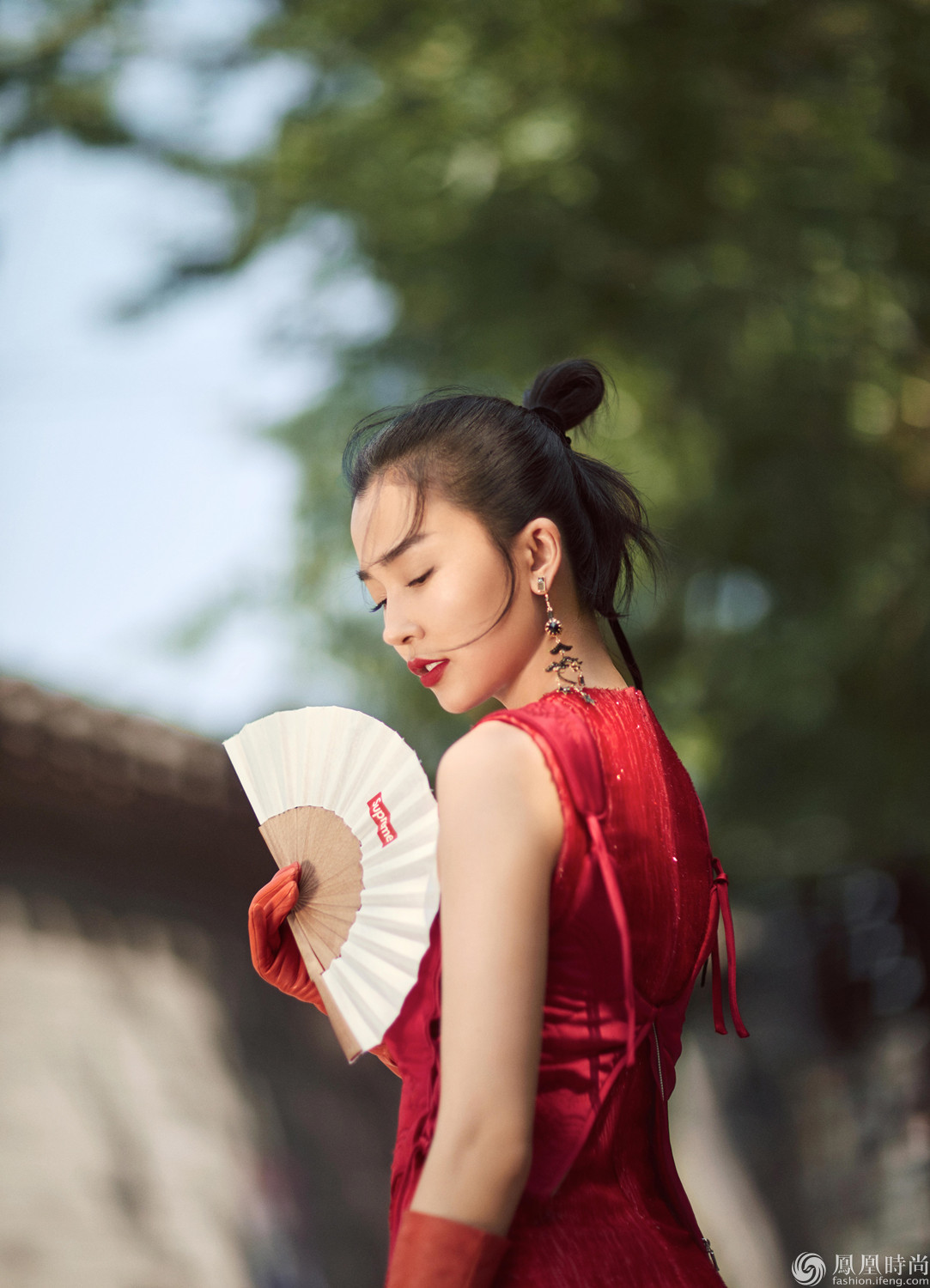 姚星彤夏日写真曝光 "中国红"大气迷人