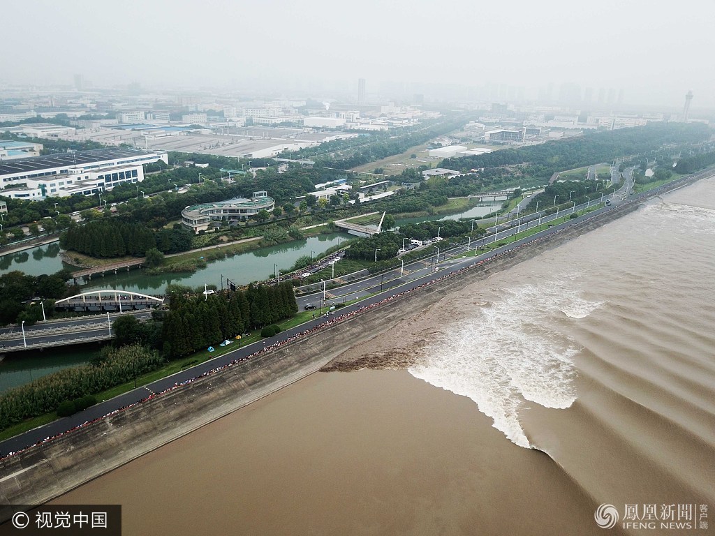 钱塘江大潮日十万游客观大潮