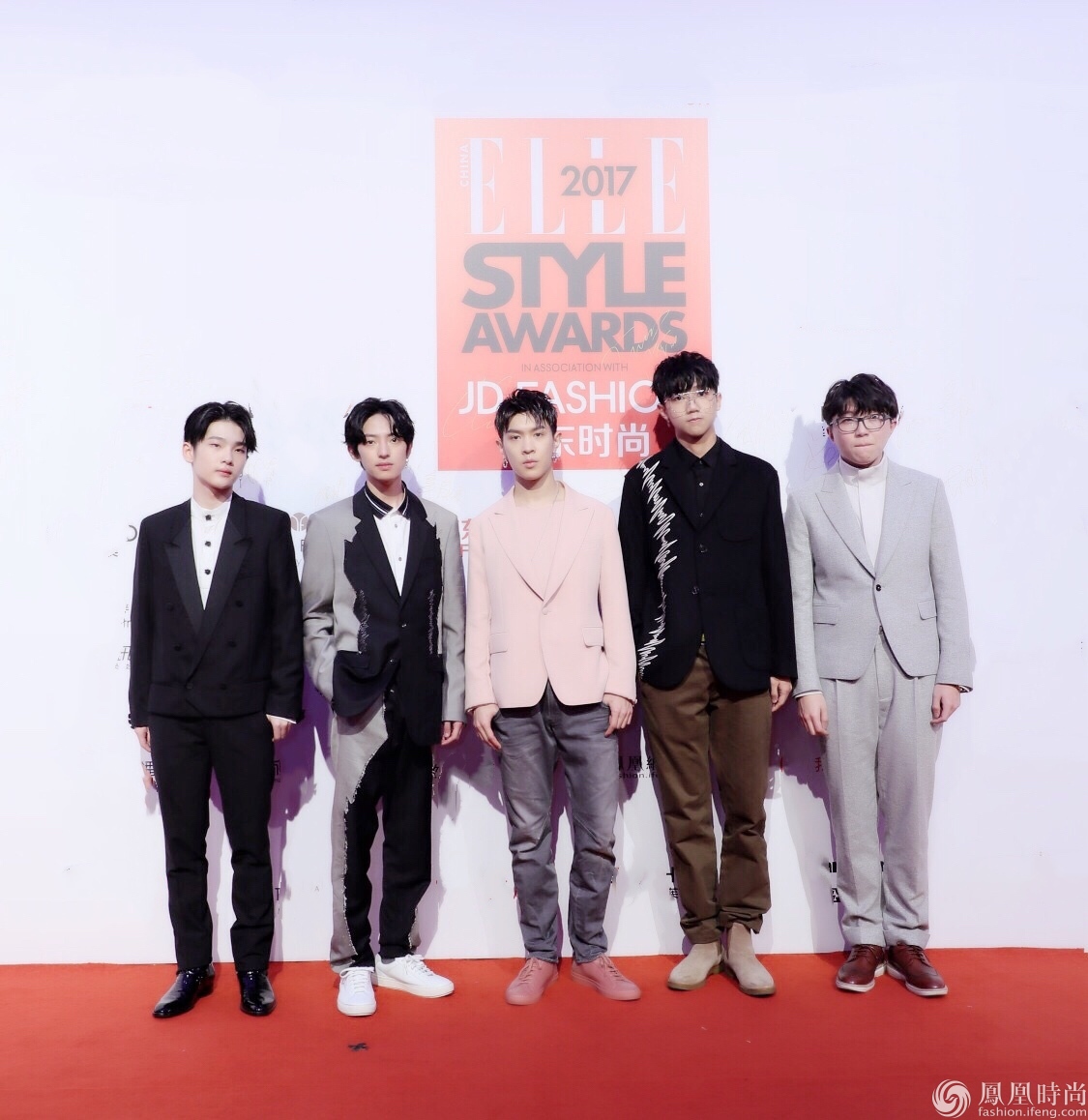 的采访中,孟子坤清唱了《时间轴,马伯骞也为粉丝带来了《天黑黑》