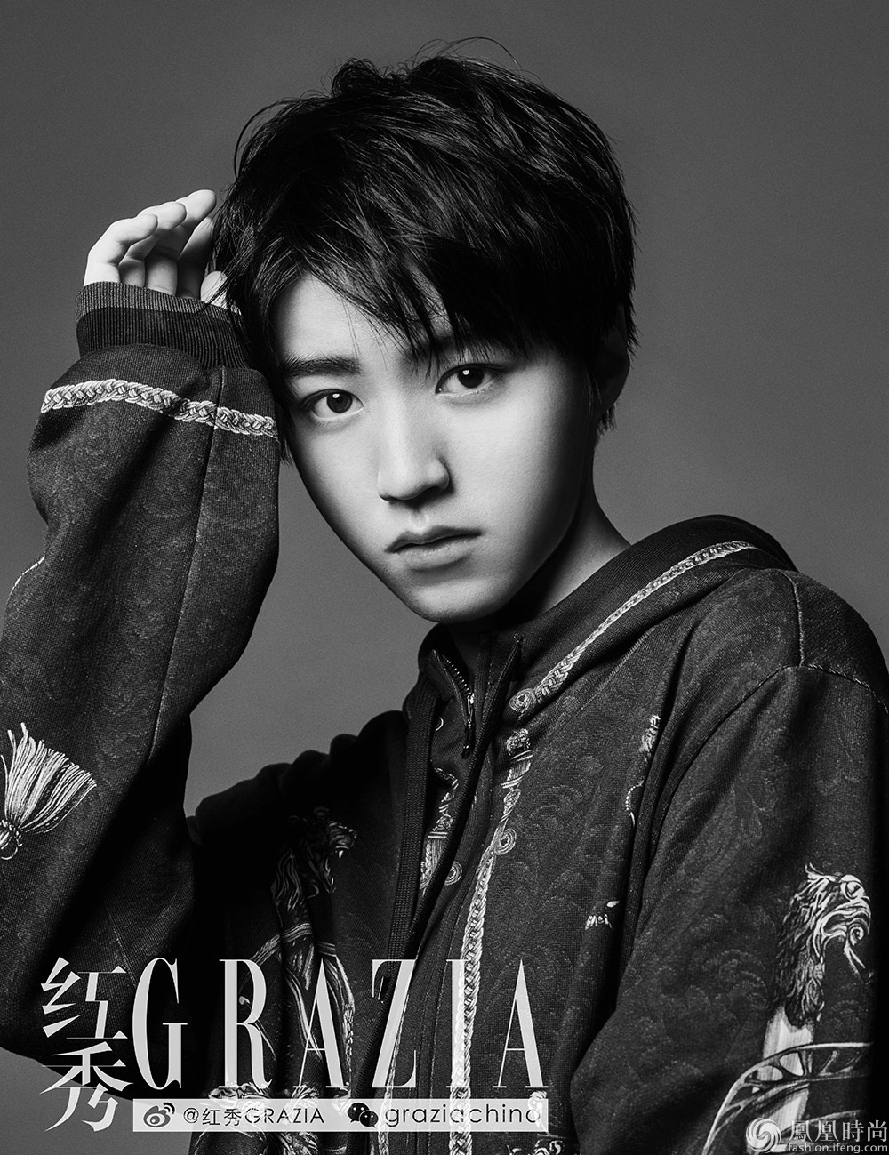 王俊凯最新《红秀》封面大片 清澈眼神透露少年心志