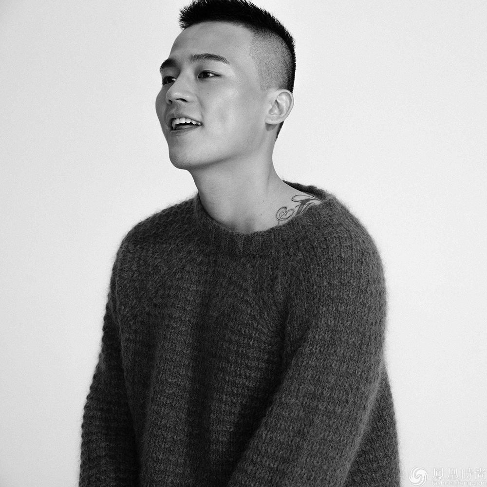 欧豪黑白极简写真曝光 浅露酒窝展招牌暖笑