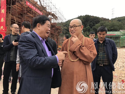 福清市委常委,统战部部长陈存枫主持(图片来源:凤凰佛教)戒文法师代表