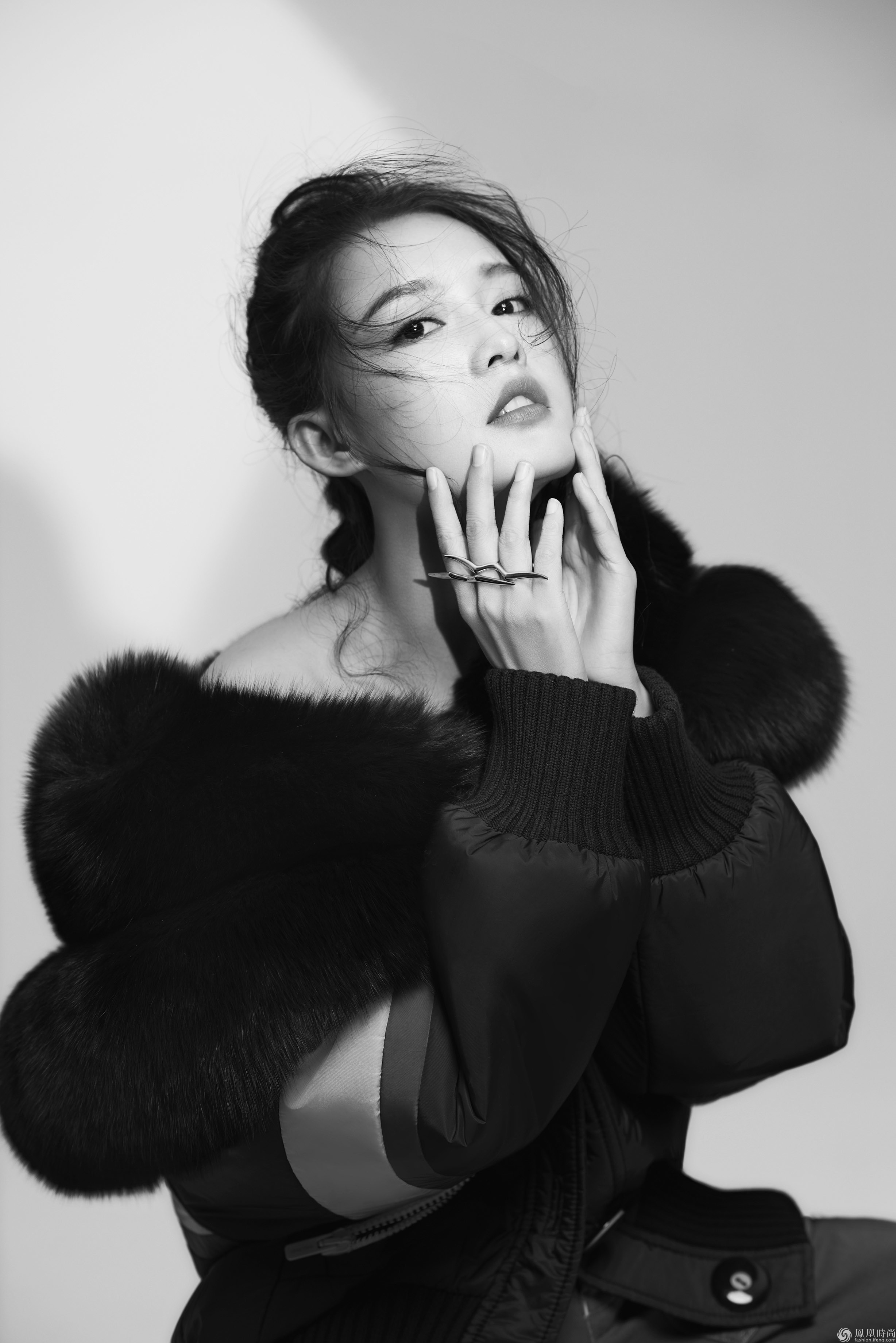 李沁登时装别册封面 黑白调简约大气