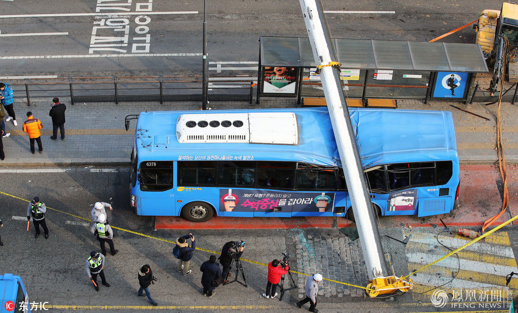 韩国一塔吊倒塌砸中过路公交车