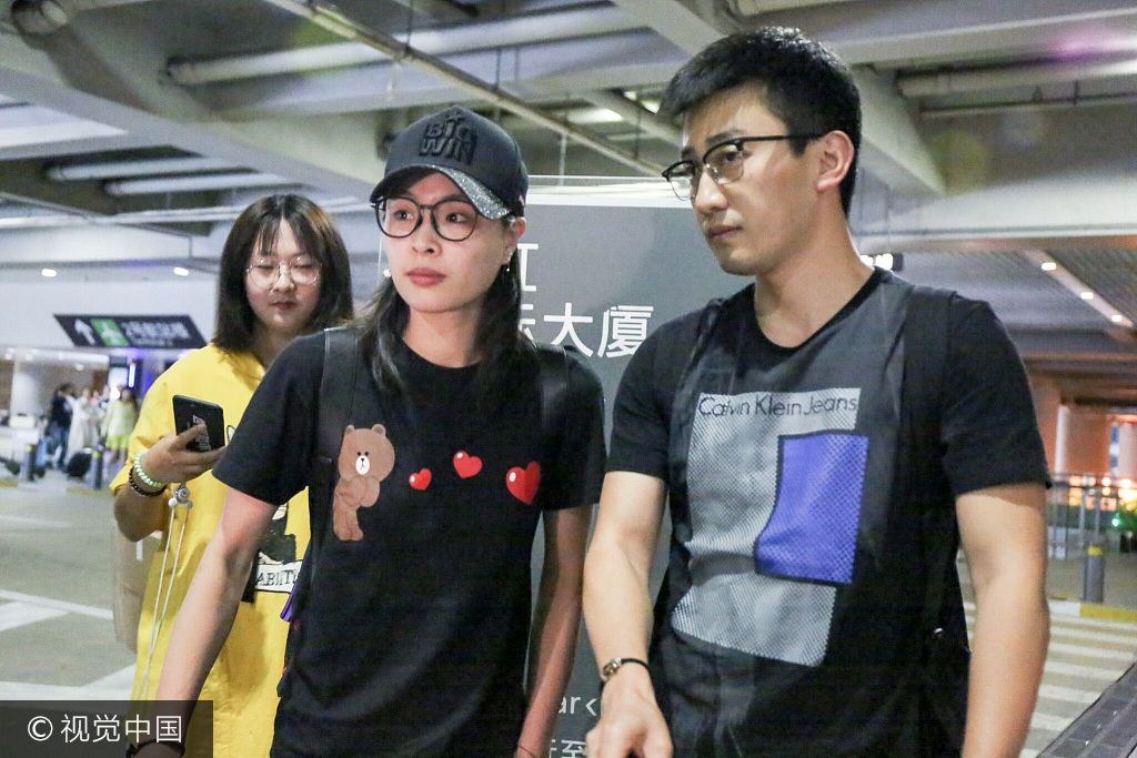 吴敏霞与老公现身机场 相视一笑十分恩爱