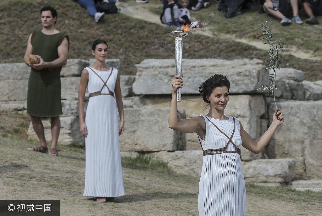 圣火采集仪式顺利进行 女祭司高举火炬