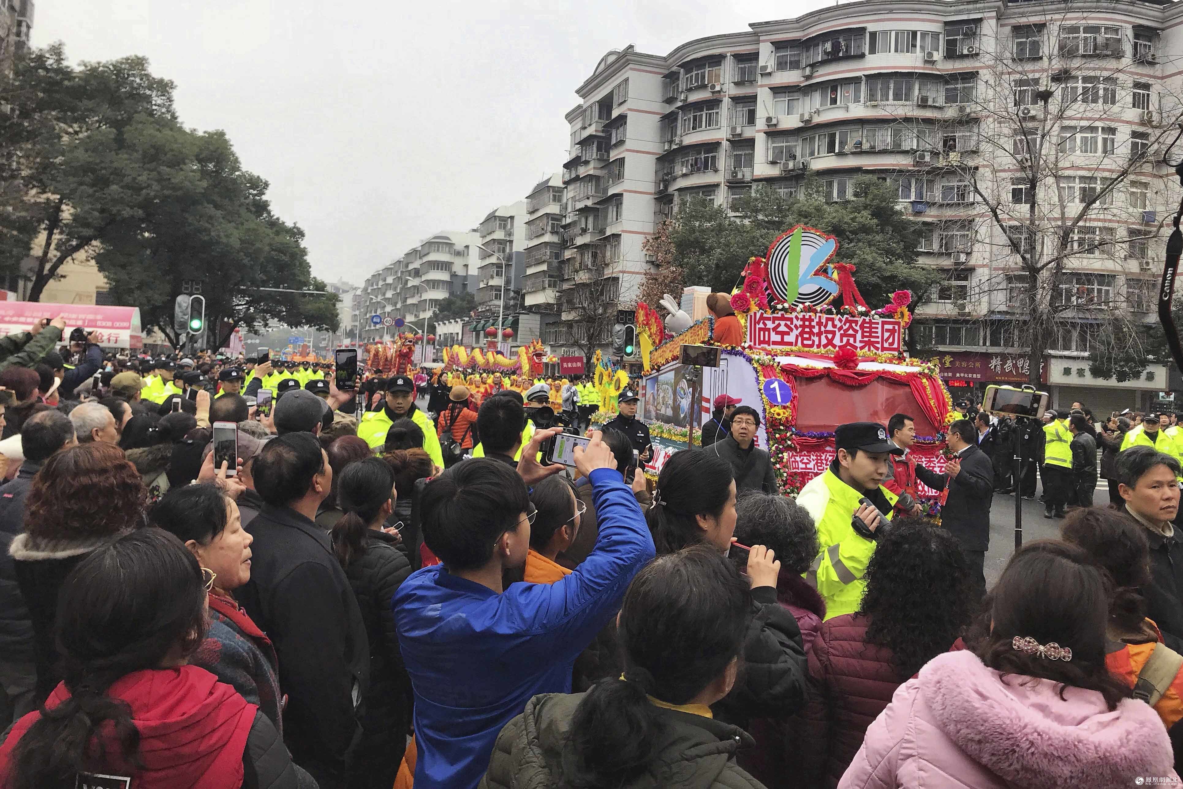 武汉举办最大规模民俗踏街巡游 万人空巷闹元宵