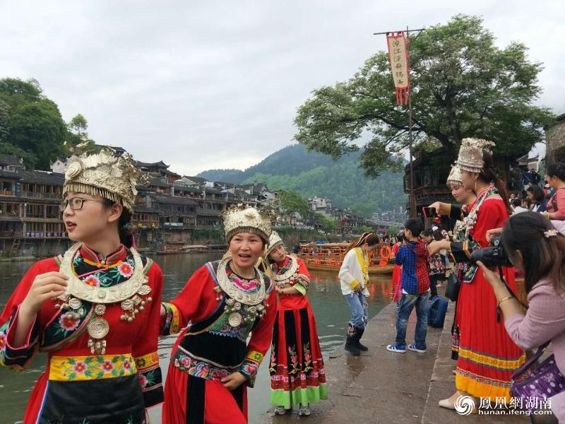 五一小长假首日:凤凰古城游人如织_湖南频道_凤凰网