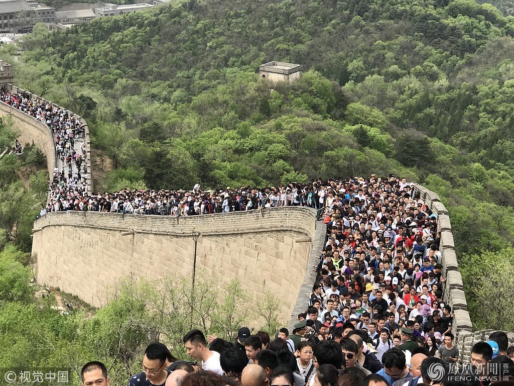 "五一"假期,游客在长城艰难移动
