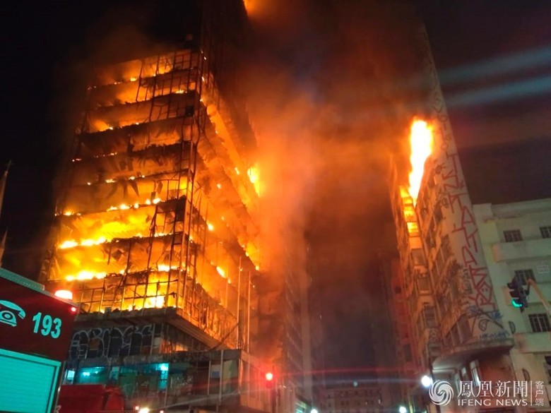 巴西24层大楼大火烧至坍塌现场