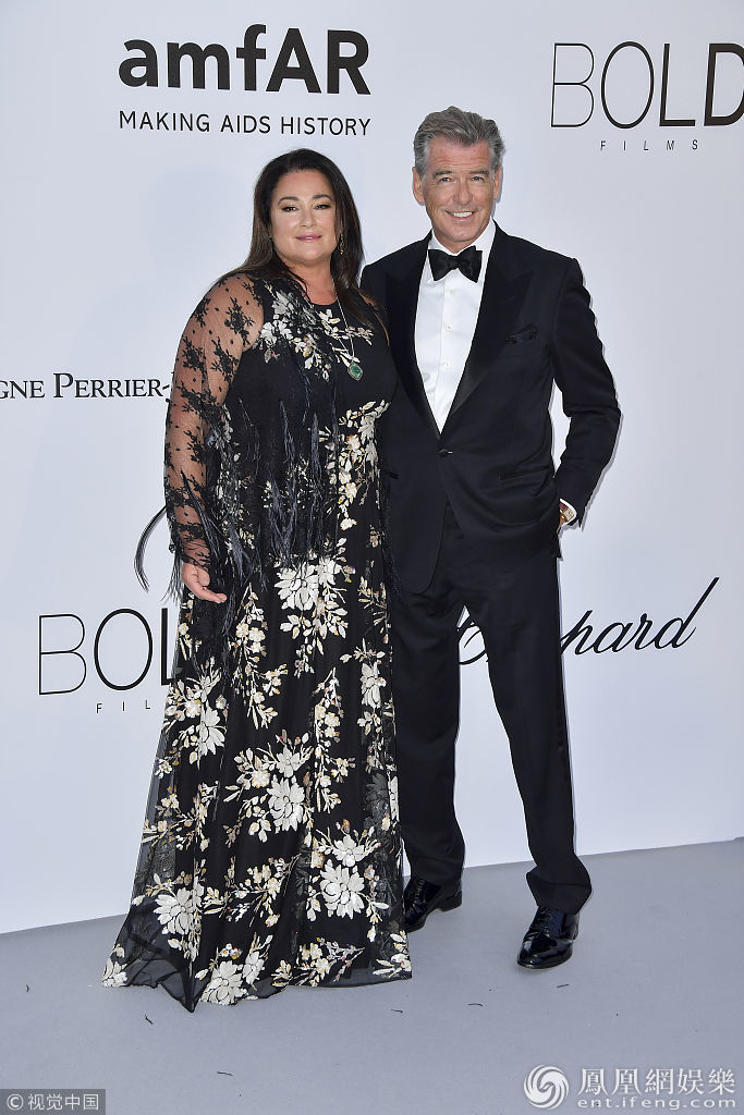 amfar戛纳晚宴:暮光女短发攻气足 希尔顿热吻未婚夫