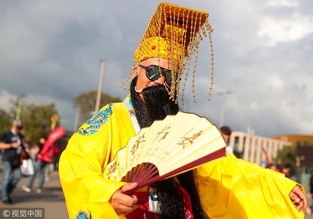 中国球迷黄袍加身抢镜了