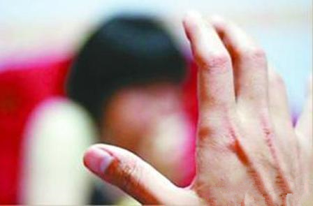 父亲家中宴客10岁女儿被强奸多年后才知真相悔恨不已