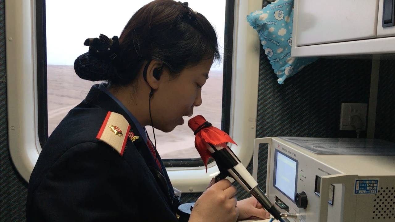 列车人物——甜美"兼职"广播员