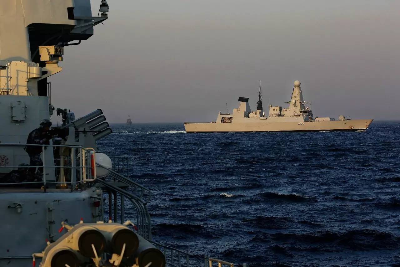 2月13日至14日,由第二十四批护航编队指挥员柏耀平,政委周平飞率领的