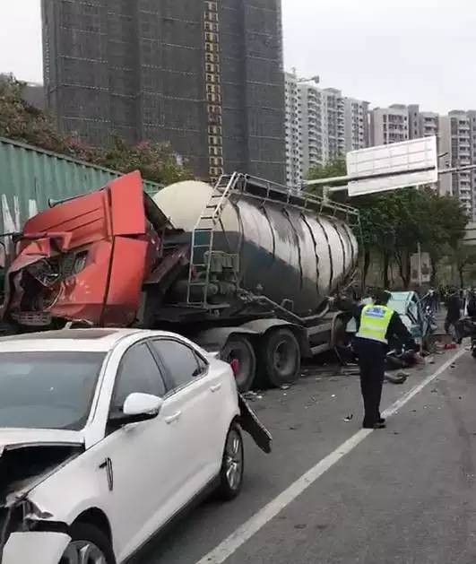东莞发生惨烈车祸,14辆车被撞毁,现场惨不忍睹!