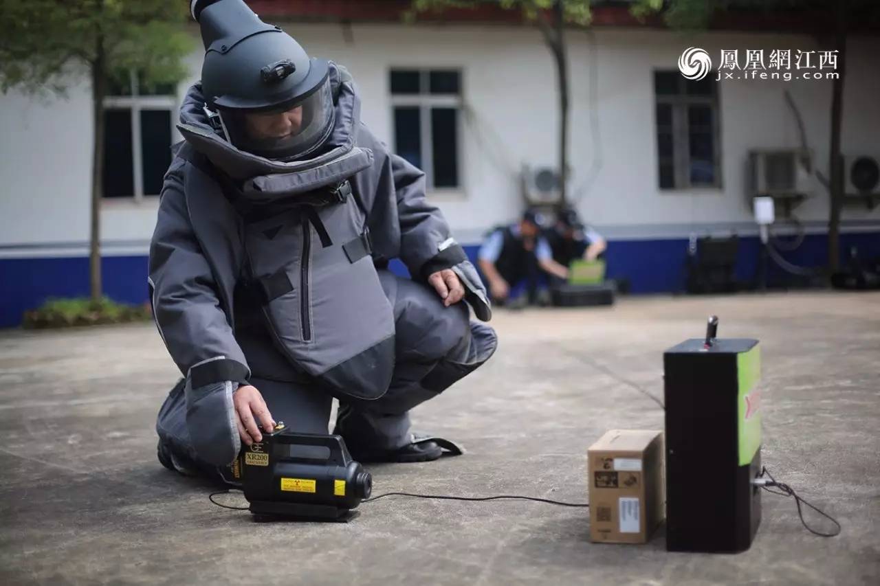 假如它在身边爆炸,即使我们穿上厚厚的防爆服,也无济于事.