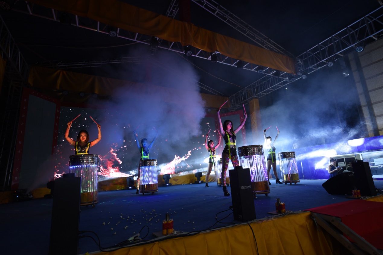 越南水鼓舞▲公司销售部员工节目▲中国大陆人气歌手▲精彩互动环节