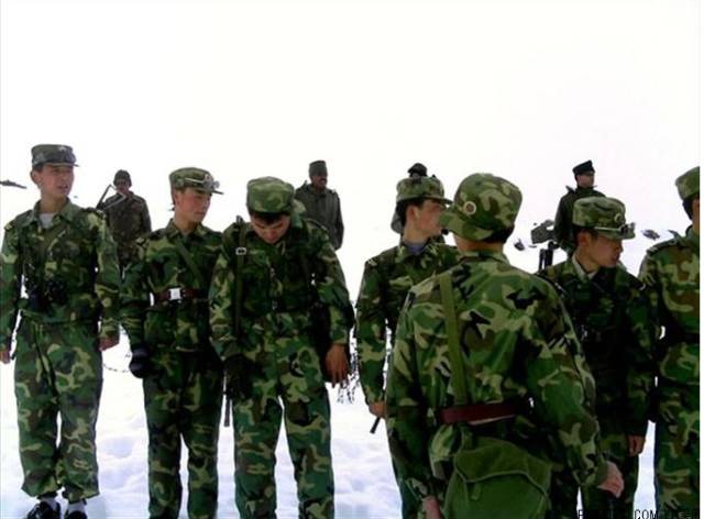 这可能是上世纪90年代末的照片,解放军拉起人墙.