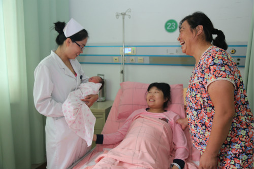 烟台一孕妇停车场产女爱心护士助产接生