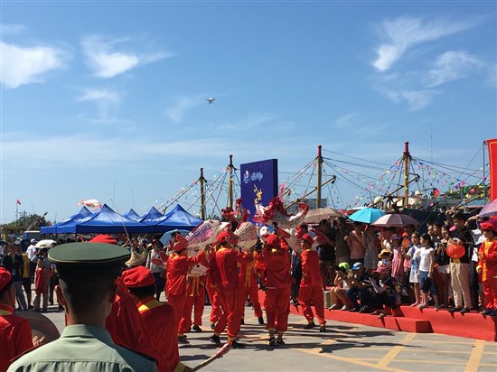 拜祭龙王,海神娘娘,祭斗海盗战风浪的"108兄弟公,祭船,舞狮,舞鲤鱼灯