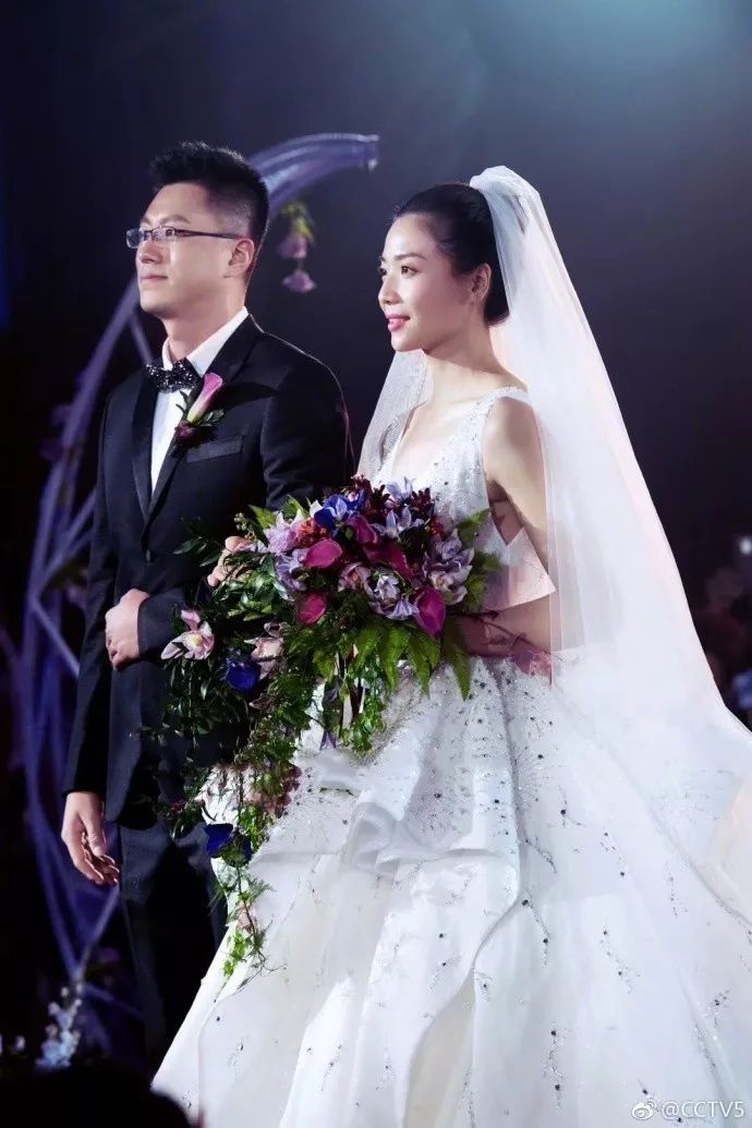昨天下午,中国女排功臣魏秋月和女排教练袁灵犀的婚礼昨日在天津举行!