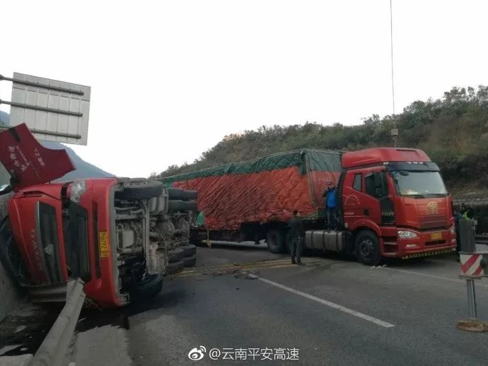 昨天昆楚高速车祸图片