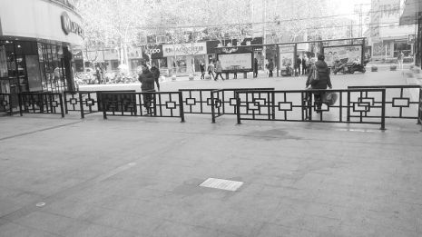 一些景区,小游园,步行街出入口处被设置了一批s型护栏