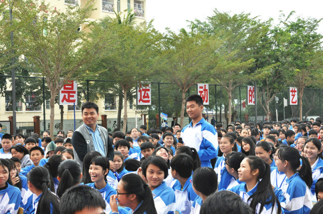 律師與學生現場互動併發放小獎品省司法廳副廳長,普治辦副主任林琳在