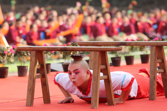图为川剧经典节目《滚灯》.