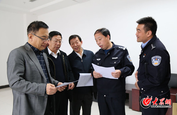 任伟(左)听取市公安局工作汇报