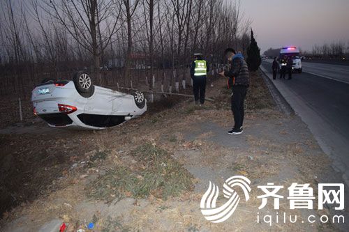 博兴一女司机误将油门当刹车 轿车失控导致翻车_山东频道_凤凰网