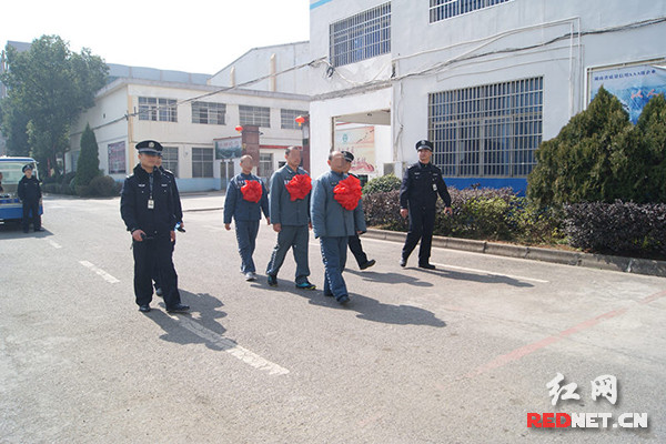 三名服刑人员获准春节归家过年 杨帆(化名)向郴州监狱民警递交保证书