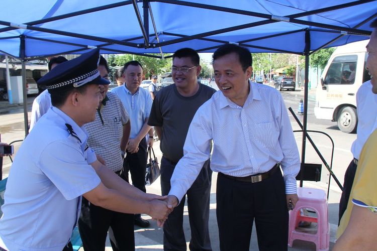 海南乐东县委书记吴川祝深入一线检查森林防火,环境卫生,维稳安保年会