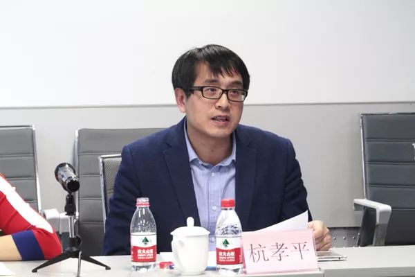 即时 正文 会上,杭孝平结合实际案例介绍了"网络素养标准十条.