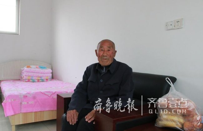 两地志愿者爱心接力 拾荒老人在外四十五年终回家