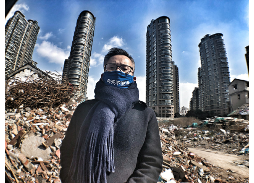 每到一个地方,杨烨炘都会戴上一个"今天不说话"的蓝色口罩,自拍一张