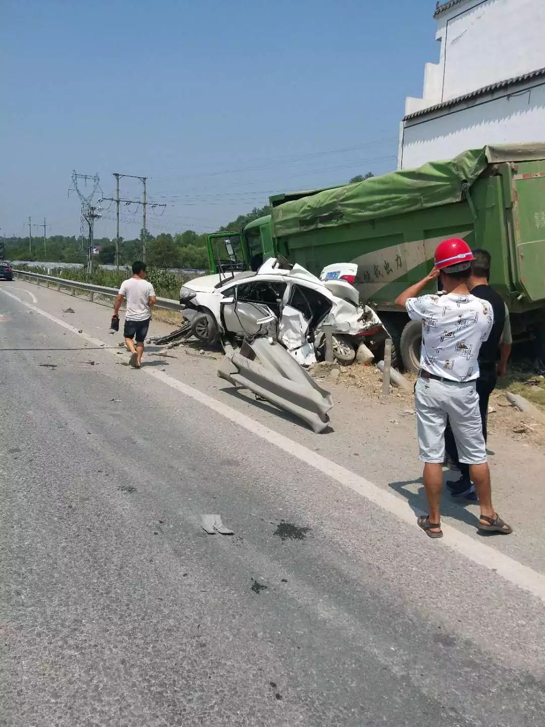 上饶县发生严重车祸 小车撞成"麻花"-江西新闻网-中国江西网首页