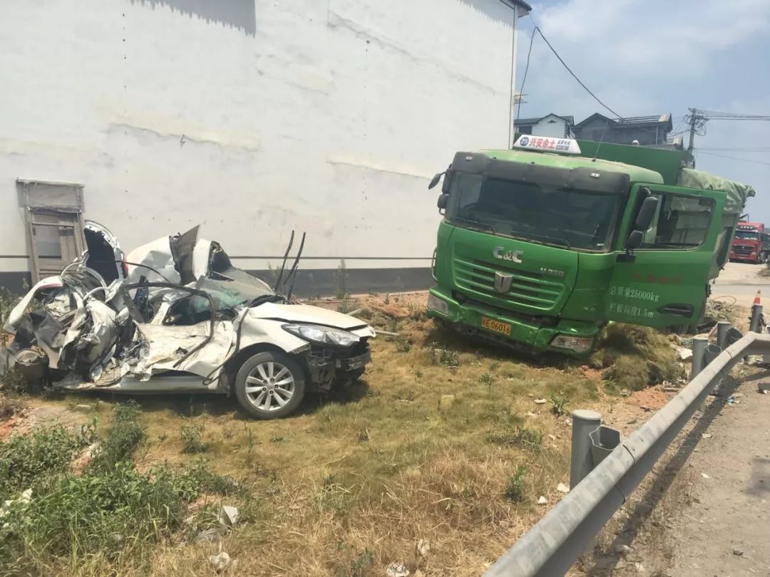 上饒縣發生嚴重車禍 小車撞成