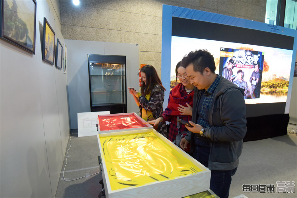 参观者体验沙画创作