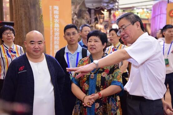> 商业  海南省林业局夏斐局长到展会现场指导海垦九州香园项目是一个