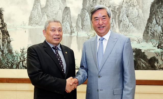 足足花了两年多时间软磨硬泡,年轻的蔡衍明终于从屡次给他吃闭门羹的